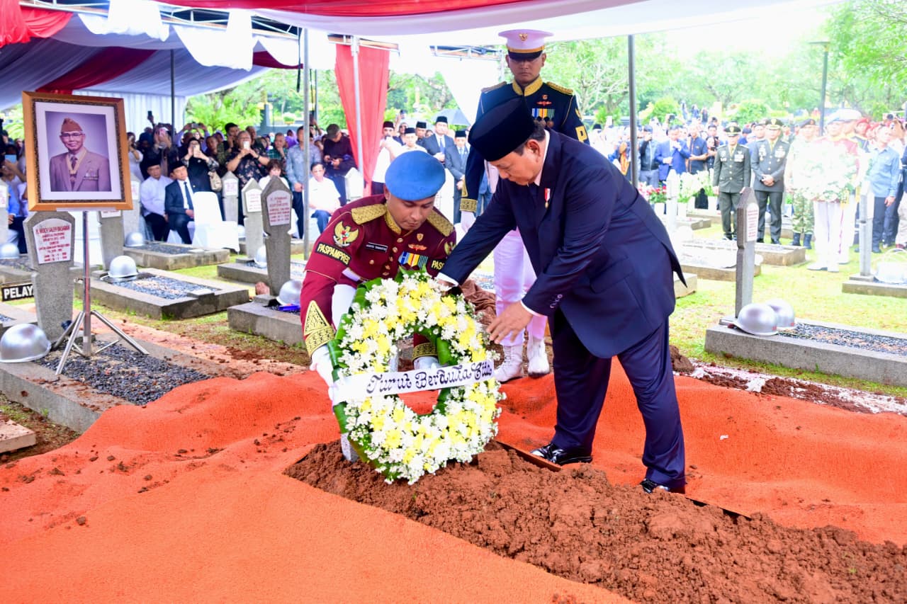 Presiden Prabowo Subianto menaruh bunga di atas pusara Alm Tri sutrisno,foto puspen