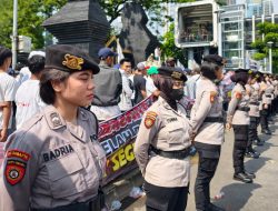 Polwan Polda Metro Jaya Kawal Aksi Demo Tani Merdeka Penyampaian Aspirasi