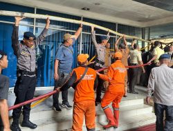 Brimob Metro Jaya Bantu Pemadaman Kebakaran Gedung Kemendagri di Pasar Minggu 