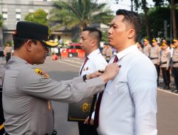 Kapolda Metro Jaya Serahkan Pin Emas kepada Personel Ditresnarkoba PMJ Pengungkap Sabu 516 Kg