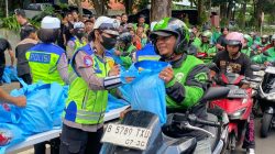 Jumat Peduli, Polda Metro Jaya Salurkan 350 Paket Sembako ke Pengemudi Ojol