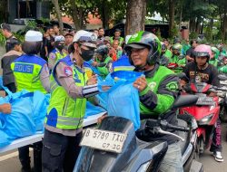 Jumat Peduli, Polda Metro Jaya Salurkan 350 Paket Sembako ke Pengemudi Ojol