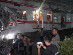 Polisi Gerak Cepat Evakuasi 10 Jenazah Korban Kecelakaan Kereta Api di Bekasi ke RS Polri