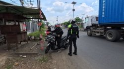 Polantas Karawang Patroli Simpatik,Tegur Pengendara Lawan Arus di Jalan Raya Klari
