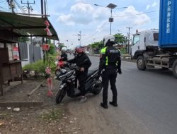 Polantas Karawang Patroli Simpatik,Tegur Pengendara Lawan Arus di Jalan Raya Klari