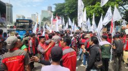 Mayday 100 Orang Buruh Datangi Gedung DPR, Polda Metro Jaya Menyambut dengan Humanis