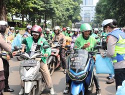 Jumat Peduli Polda Metro Jaya Salurkan 350 Paket Sembako untuk Pengemudi Ojol