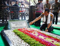 Jelang Hari Bhayangkara, Kapolri Ziarah ke Makam Gus Dur