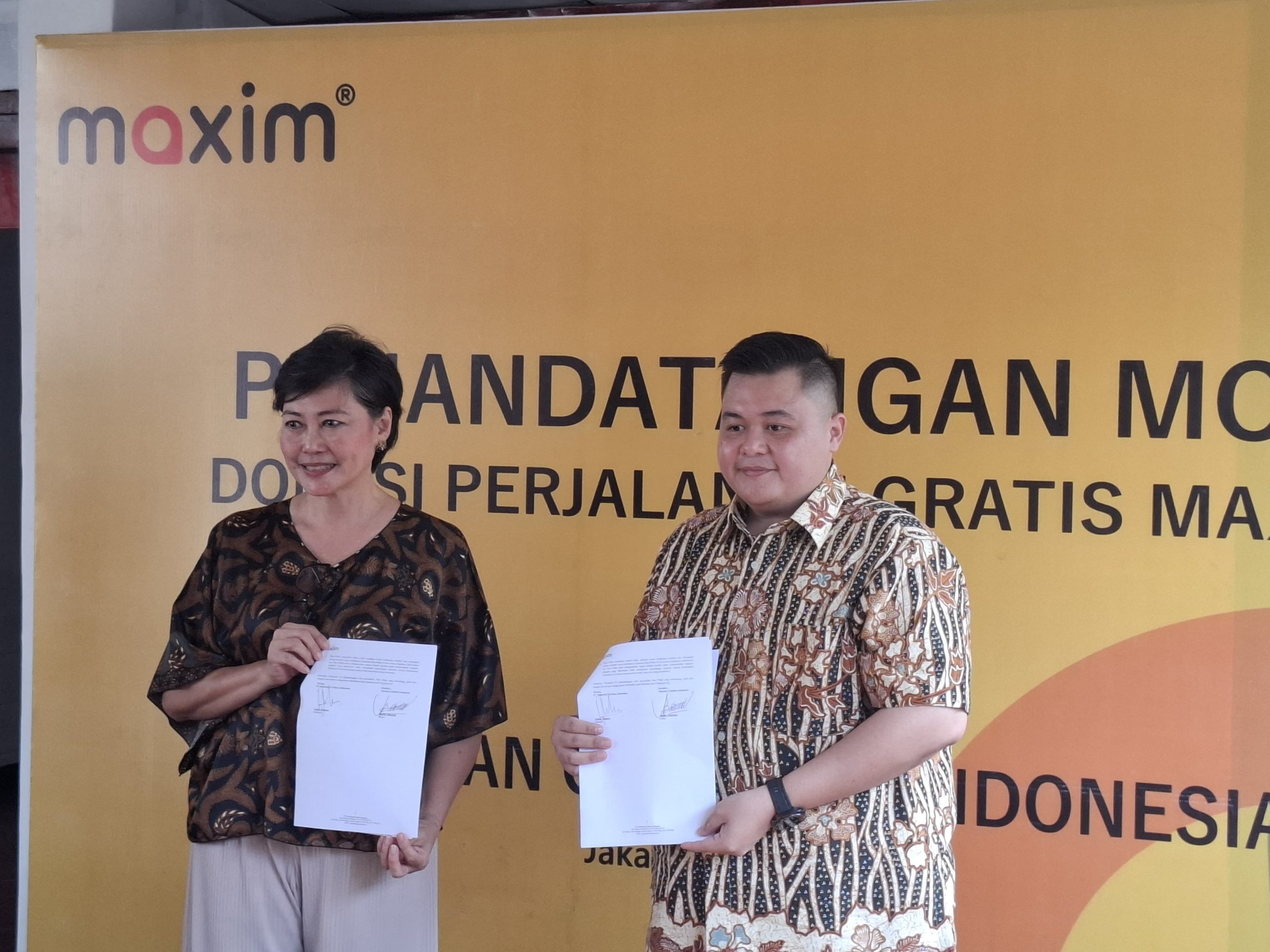 Development Director Maxim Indonesia, Dirhamsyah (kanan) bersama Ketua Yayasan Cheshire Indonesia, Janthy Nihardjo (kiri) dalam acara penandatanganan nota kesepahaman sebagai upaya memperluas akses ekonomi dan kesempatan kerja bagi penyandang disabilitas fisik, di Cilandak, Jakarta Selatan, Rabun(24/06/2026). Foto: Istimewa