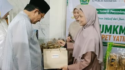 Menteri Agama RI, Nasaruddin Umar mengunjungi stand UMKM LAZNAS Dompet Yatim dan Dhuafa (DOMYADHU) saat kegiatan Lebaran Yatim dan Penyandang Disabilitas Tahun 2026 yang digelar di Auditorium H.M. Rasjidi, Kementerian Agama RI, Jakarta Pusat, Kamis (25/6/2026). Foto: Noval Nurhadi/TOPIKONLINE.CO.ID