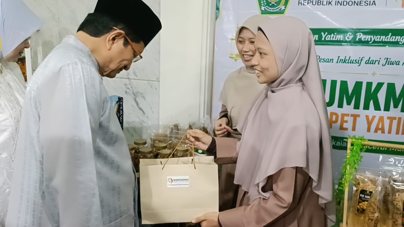 Menteri Agama RI, Nasaruddin Umar mengunjungi stand UMKM LAZNAS Dompet Yatim dan Dhuafa (DOMYADHU) saat kegiatan Lebaran Yatim dan Penyandang Disabilitas Tahun 2026 yang digelar di Auditorium H.M. Rasjidi, Kementerian Agama RI, Jakarta Pusat, Kamis (25/6/2026). Foto: Noval Nurhadi/TOPIKONLINE.CO.ID