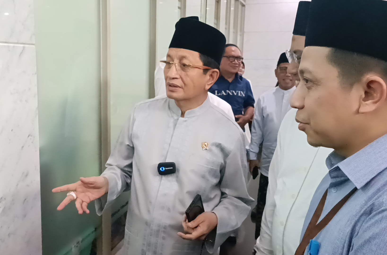 Menteri Agama (Menag) Nasaruddin Umar (kiri) saat ditemui oleh wartawan saat kegiatan Lebaran Anak Yatim dan Penyandang Disabilitas 2026, di Kantor Kementerian Agama, Jakarta Pusat, Kamis (25/6/2026). Foto: Noval Nurhadi/TOPIKONLINE.CO.ID
