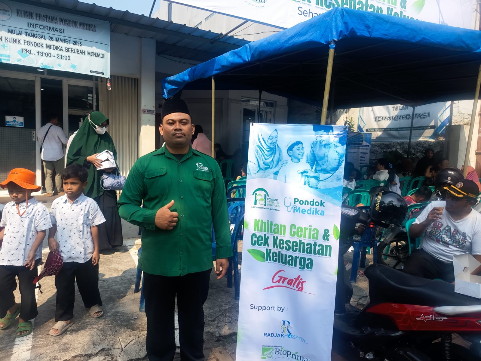 Direktur LAZ Pemberdayaan Pondok Yatim dan Dhuafa, Suryadi saat kegiatan bakti sosial berupa sunatan massal dan pemeriksaan kesehatan gratis di Klinik Pondok Medika, Cengkareng, Jakarta Barat, Jumat (3/7/2026). Foto: Istimewa.