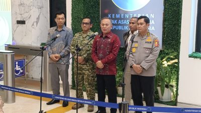Wakil Menteri HAM Mugiyanto Sipin (tengah) bersama Astamaops Polri Komjen Fadil Imran (pertama kanan) dan Kababinkum HAM TNI Laksamana Muda TNI Farid Ma'ruf (kedua kiri), dalam konferensi pers usai rapat koordinasi yang berlangsung di Kantor Kementerian HAM, Jakarta Selatan, Selasa (7/7/2026). Foto: Noval Nurhadi/TOPIKONLINE.CO.ID