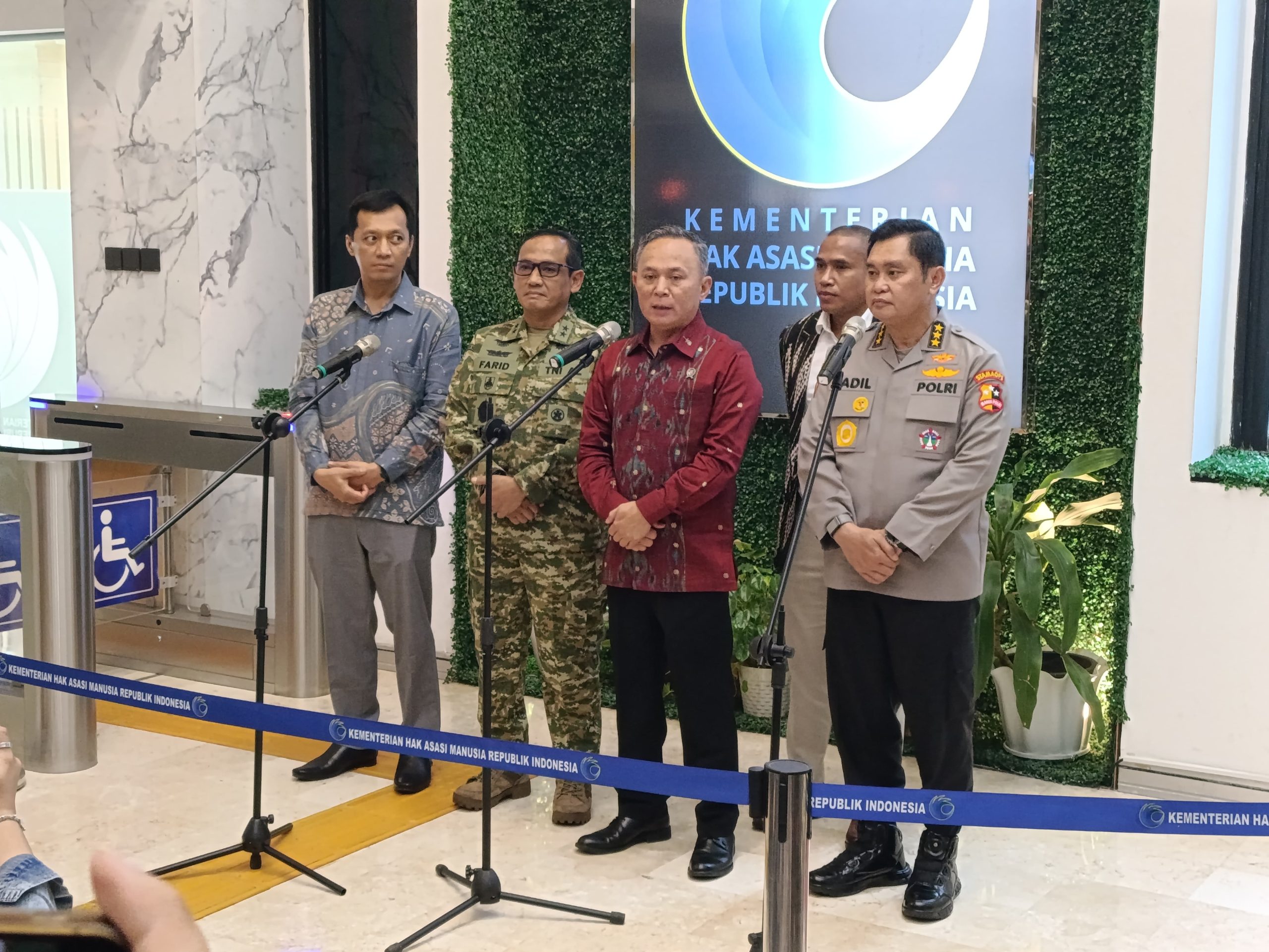 Wakil Menteri HAM Mugiyanto Sipin (tengah) bersama Astamaops Polri Komjen Fadil Imran (pertama kanan) dan Kababinkum HAM TNI Laksamana Muda TNI Farid Ma'ruf (kedua kiri), dalam konferensi pers usai rapat koordinasi yang berlangsung di Kantor Kementerian HAM, Jakarta Selatan, Selasa (7/7/2026). Foto: Noval Nurhadi/TOPIKONLINE.CO.ID