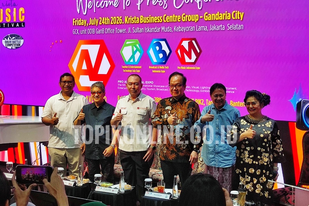 CEO Krista Exhibitions Group Daud D. Salim bersama para narasumber berfoto usai konferensi pers PRO AVL Indonesia 2026 di Jakarta, Jumat (24/7/2026). Pameran internasional audio, visual, lighting, dan musik tersebut akan digelar pada 28–31 Juli 2026 di NICE PIK 2, Tangerang. Foto: topikonline.co.id/Adang