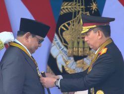 Kapolri Anugerahkan Medali Kehormatan untuk Presiden Prabowo Sebagai Bentuk Penghormatan Atas Kontribusi Besar Presiden Dalam Mendukung Pengembangan Dan Kemajuan Polri