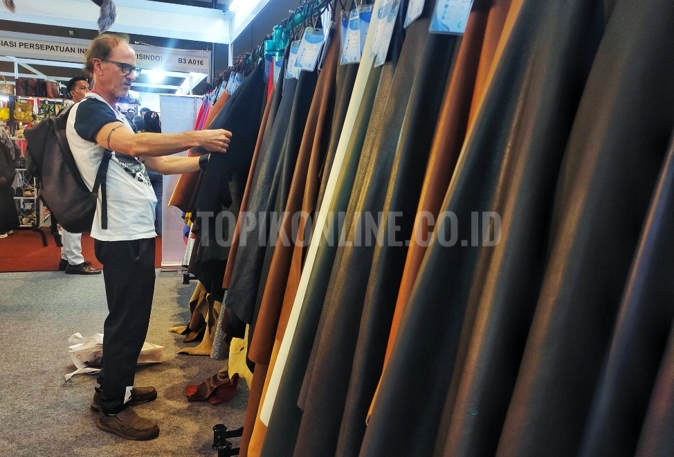 Minat buyer internasional terlihat dalam Indo Leather & Footwear (ILF) Expo 2026. Seorang pengunjung mancanegara mencermati kualitas bahan kulit yang dipamerkan sebagai bagian dari peluang kerja sama dan transaksi bisnis di sektor manufaktur kulit dan alas kaki yang bertempat di JI-Expo Kemayoran Jakarta, Rabu (05/08/2026). Foto: topikonline.co.id/Adang