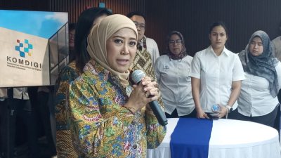 Menteri Komunikasi dan Digital (Menkomdigi) Meutya Hafid saat menyampaikan paparannya di hadapan para wartawan di Ruang Media Center Kemkomdigi, Jakarta Pusat, Senin (3/8/2026). Foto: Noval Nurhadi/TOPIKONLINE.CO.ID
