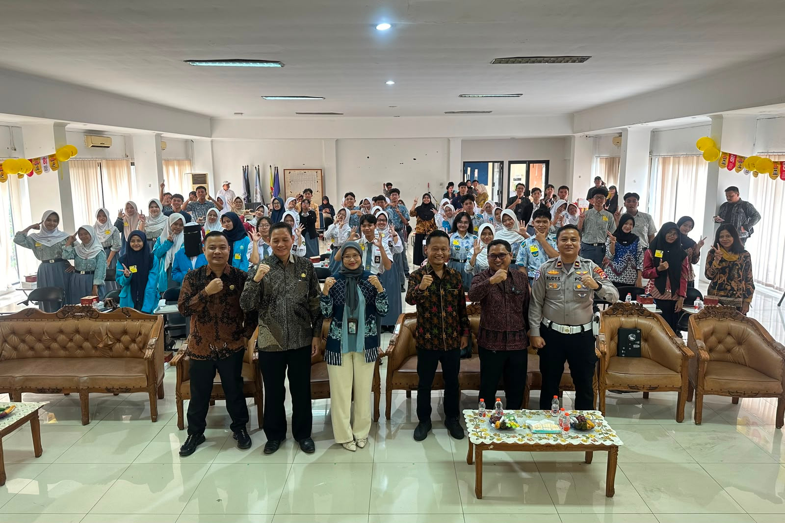 Maxim Indonesia menggelar kompetisi cerdas cermat bertajuk “Maxim Quiz: English Brain Game” bagi pelajar SMA/SMK sederajat di Provinsi Banten. Foto: Istimewa