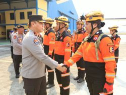 Terus Bergerak, Polri Kembali Kirim Personel K9 dan 2,5 Ton Logistik untuk Korban Gempa NTT
