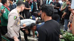 Tim Medis Polda Metro Jaya Sigap Evakuasi Mahasiswa Pingsan saat Aksi