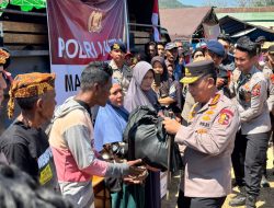 Polri Perkuat Penanganan Gempa NTT, Kapolri Tinjau Lokasi Terdampak dan Serahkan Bantuan