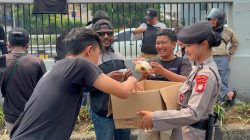 Polwan Bagikan Snack dan Minuman ke Peserta Penyampaian Aspirasi Depan Gedung DPR