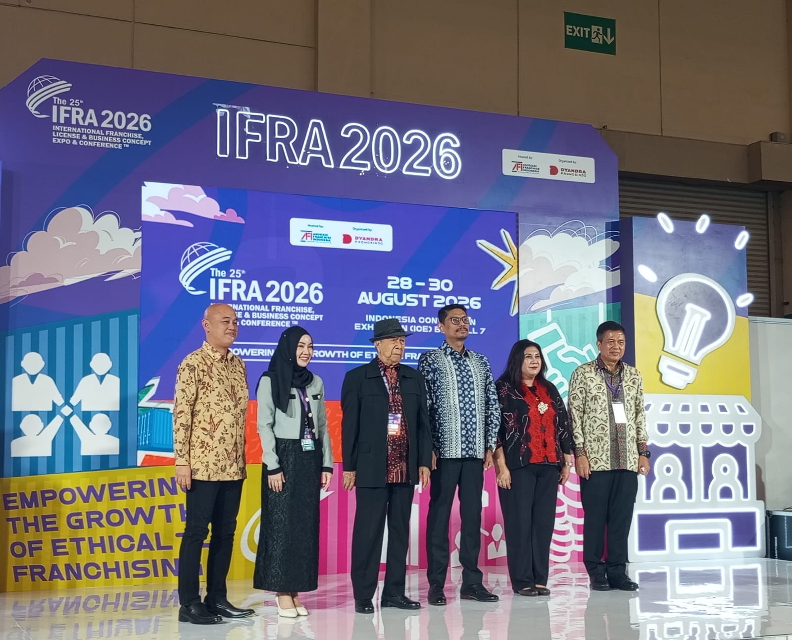 Dirjen Perdagangan Dalam Negeri Kemendag, Iqbal Shoffan Shofwan (ketiga dari kanan) bersama Ketua Umum Asosiasi Franchise Indonesia (AFI), Anang Sukandar (ketiga dari kiri), Presiden Direktur Dyandra Promosindo, Daswar Marpaung (paling kanan), dan Deputy Director of the Thai Trade Center Nassaree Pathan (kedua dari kiri) pada pembukaan The 25th IFRA 2026 di ICE BSD, Tangerang, Jumat (28/8/2026). Foto: Istimewa