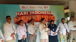 Ketua Dewan Komisioner OJK Friderica Widyasari Dewi (tengah) saat bertemu awak media usai acara Puncak Hari Indonesia Menabung (HIM) 2026, Edukasi Keuangan di Kalangan Pelajar di SRMA 13 Bekasi, Jawa Barat, Jumat (28/8/2026). Foto: Istimewa