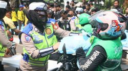 Jumat Peduli, Polda Metro Jaya Pererat Silaturahmi dengan Pengemudi Ojol