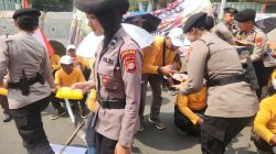 Polisi Bagikan Roti dan Air Mineral ke Massa Aksi Petani Tebu di Monas