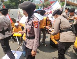 Polisi Bagikan Roti dan Air Mineral ke Massa Aksi Petani Tebu di Monas
