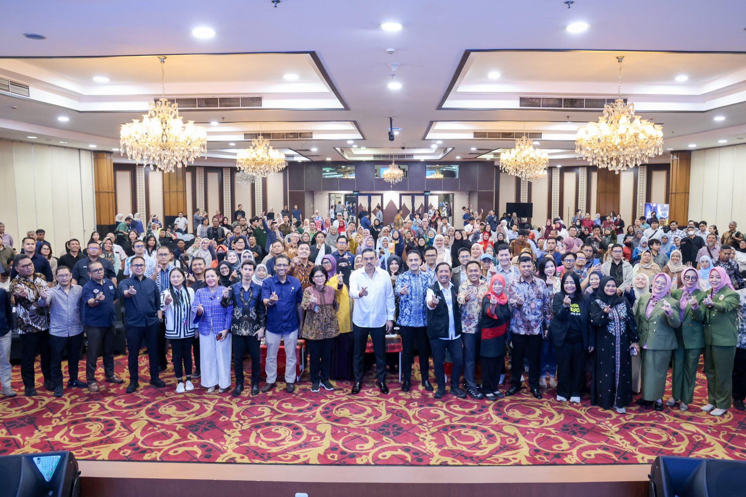 Menteri Usaha Mikro, Kecil, dan Menengah (UMKM) Maman Abdurrahman bersama para pelaku usaha dalam kegiatan Kopdar Ekspor “From Local To Global” yang digelar di Smesco, Jakarta, Selasa (1/9/2026). Foto: Istimewa