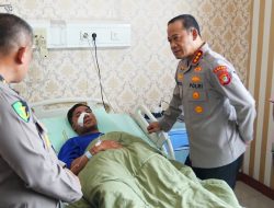 Kapolda Metro Jaya Berikan Semangat kepada Personel dan Pengemudi Ojol yang Dirawat