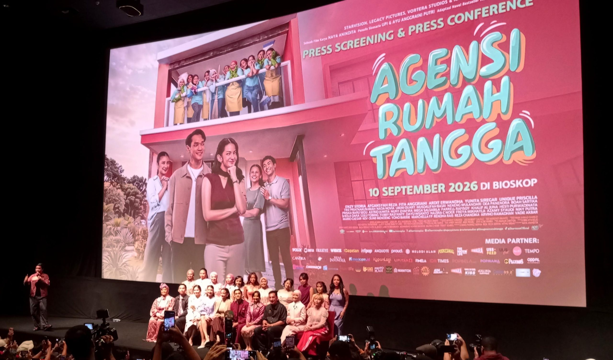 Para pemain film ‘Agensi Rumah Tangga’ berfoto bersama usai Press Screening & Press Conference di Epicentrum XXI, Kuningan, Jakarta Selatan, Rabu (2/9/2026). Foto: Istimewa