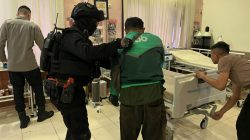 Brimob Polda Metro Jaya Patroli Cipta Kondisi, Bantu Pengemudi Ojol Kecelakaan di Kebun Sirih