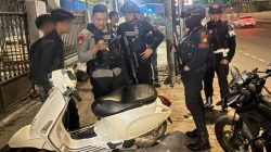 Brimob Polda Metro Jaya Hentikan Pengendara Lawan Arah di Jatinegara