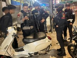 Brimob Polda Metro Jaya Hentikan Pengendara Lawan Arah di Jatinegara