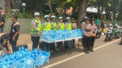 Jumat Peduli, Polda Metro Jaya Berbagi Sembako Kepada Pengemudi Ojol