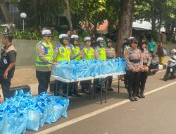Jumat Peduli, Polda Metro Jaya Berbagi Sembako Kepada Pengemudi Ojol