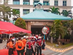 Petugas Gabungan Evakuasi Penghuni saat Kebakaran Apartemen Pavilion Tanah Abang