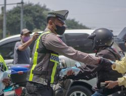 Satlantas Polresta Bogor Kota Bagikan Masker kepada Pengguna Jalan Antisipasi Dampak Debu Vulkanik Gunung Krakatau