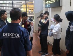 Polisi Dampingi Ibu dan Balita Terkendala Perjalanan di Bandara Soekarno-Hatta