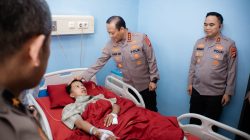 Menguatkan Anggota yang Terluka, Kapolda Metro Jaya Kunjungi RS Polri