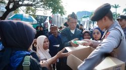 Pelayanan Humanis, Polisi Berbagi Roti dan Air Kepada Peserta Aksi Depan Gedung DPR