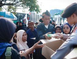 Pelayanan Humanis, Polisi Berbagi Roti dan Air Kepada Peserta Aksi Depan Gedung DPR
