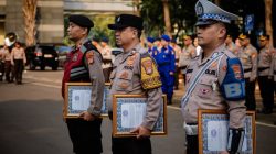 Kapolda Metro Jaya Beri Penghargaan kepada Tiga Anggota Berdedikasi Bantu Masyarakat