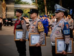 Kapolda Metro Jaya Beri Penghargaan kepada Tiga Anggota Berdedikasi Bantu Masyarakat