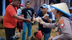Polda Metro Jaya Bagikan Air Minum dan Makanan Ringan kepada Peserta Penyampaian Aspirasi